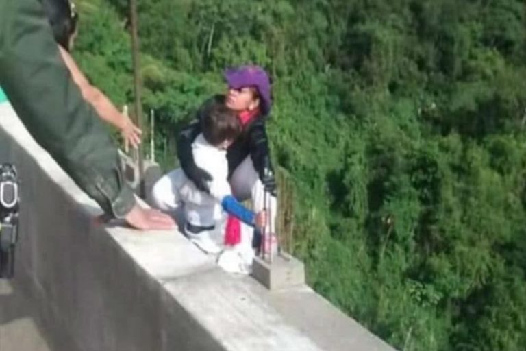 Horror En Colombia Mujer Se Lanz De Un Puente Con Su Hijo De A Os