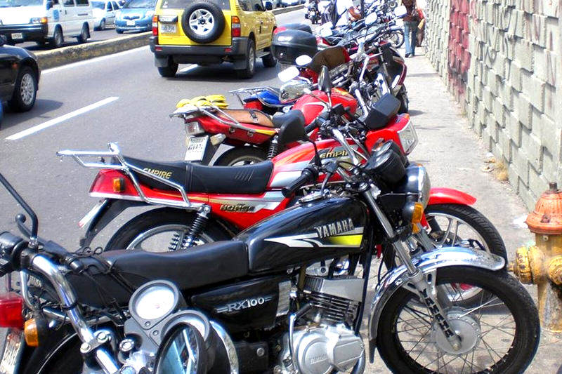 Motorizados Mensajeros Motobanquistas en Venezuela acechan en los bancos