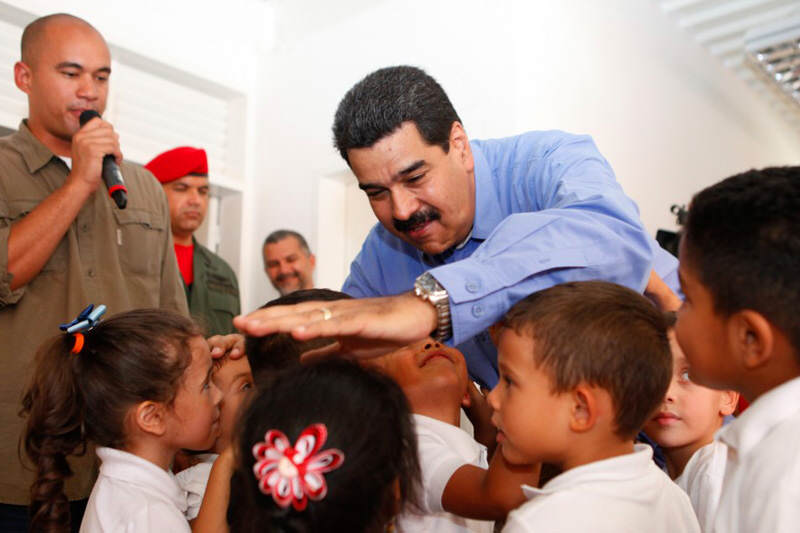 Nicolas-Maduro-inaugurando-Simoncito-09222014-Colegios-Niños-Escuelas-6-800x533