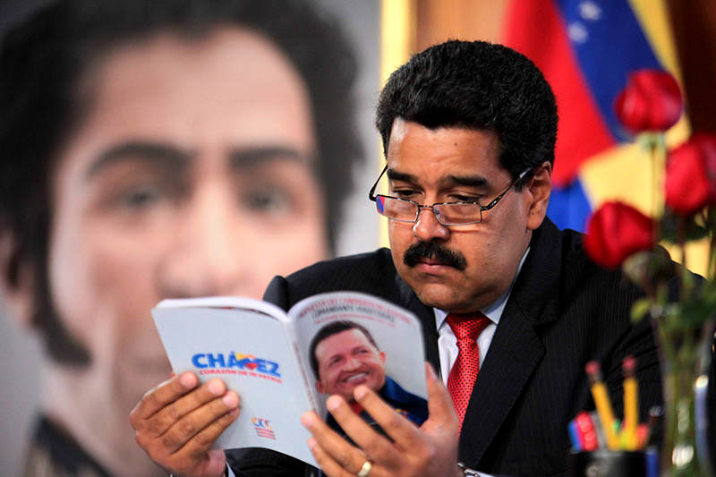 Nicolás-Maduro-lee-libro-chavez