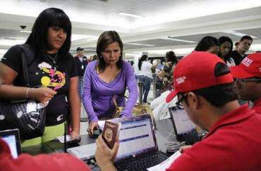 EFE: Venezuela busca cortar las alas a los dólares viajeros