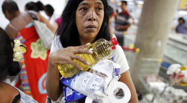 ¡CRISIS! Anaqueles vacíos en supermercados generan trifulcas