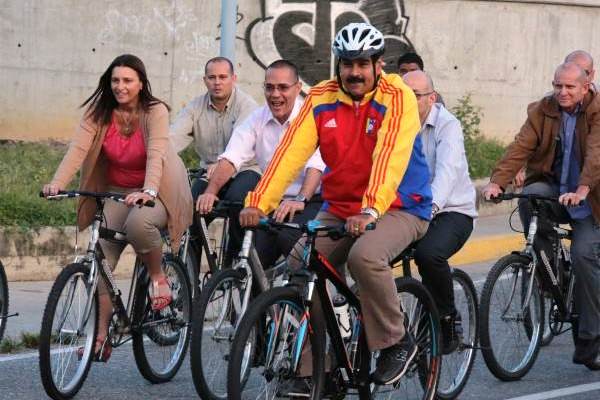 Maduro se cae en Bicicleta