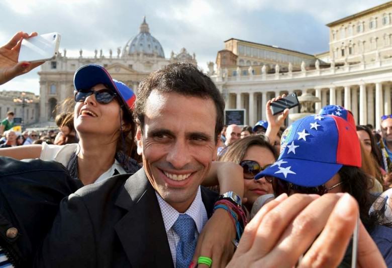 Capriles en la plaza San Pedro 5