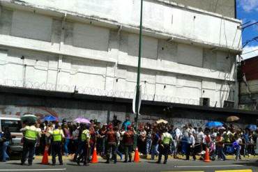 Consumidores gritan «queremos comprar» en tienda de electrodomesticos Nasri + FOTOS