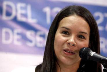 ¡UN SENCILLITO! Ministra Benítez dice que es «normal» viajar con 407 mil Euros