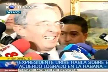 Uribe se cuaja de la risa cuando le preguntan por Maduro + VIDEO + ¡JAJAJA!