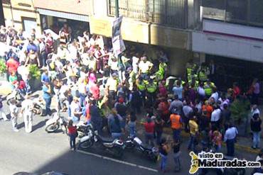 ¡TRIFULCA! Policías calman la situación en una tienda de la avenida Urdaneta +FOTO