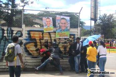 ¡VIOLENTOS! Observe como un grupo armado golpea a MUJER en Plaza Venezuela + VIDEO