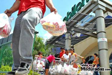 ¡MISERIA Y CAOS! Persisten las colas en ventas de alimentos