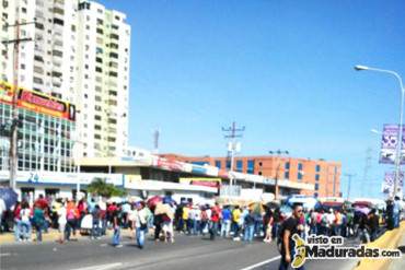 ¡O ABREN O ABREN! Compradores cerraron avenida para exigir que abrieran una tienda + FOTO