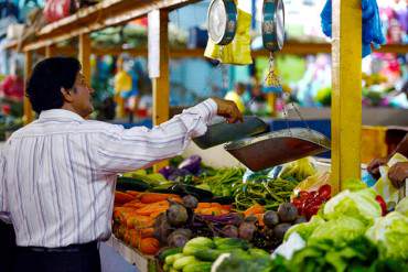 ¡EN SUBIDA LA INFLACIÓN! Venezuela: alimentos suben 79,3%, el índice anual más alto de la región