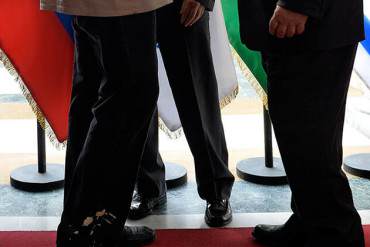 ¡BOCHORNO! Maduro llegó con los pantalones manchados a la reunión con los Cancilleres + FOTO