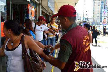 ¡COMO LAS VACAS! Los compradores son marcados para comprar