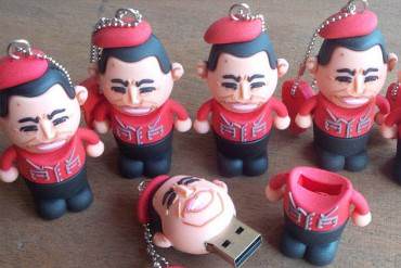 ¡LOCURA ROJA! Estos son los nuevos pendrive en forma de Chávez + FOTO