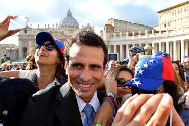 Así recibieron a Capriles en la plaza de San Pedro + FOTOS