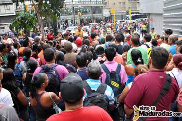 ¡UNA VAINITA! Así se encuentran las colas para comprar zapatos en Sabana Grande