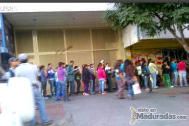 Caraqueños amanecen en tiendas de electrodomésticos en Chacao + FOTO