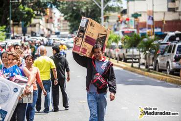 ¡LOCURA DE COMPRAS! EFE: Los venezolanos compran como si fuera el fin del mundo