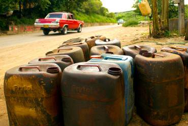 ¡VEA! Las mujeres del contrabando de gasolina que trabajan en la frontera colombo-venezolana