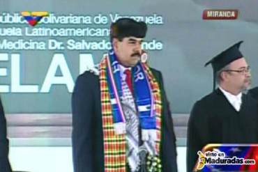 ¡MADURO SE DISFRAZA! La indumentaria de Nicolás en la graduación de la escuela Salvador Allende