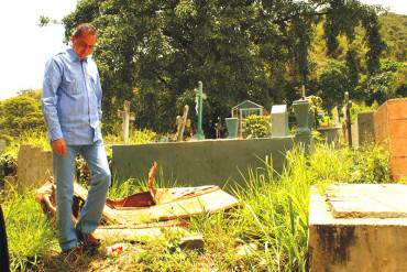 Familiares entierran con sus propias manos a difuntos en el Cementerio de Valencia