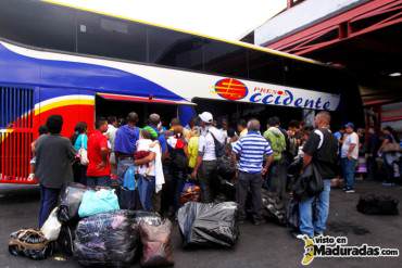 ¡SIGUE LA ESCASEZ! Viajeros de Caracas llevan compras extras para familiares en el interior del país