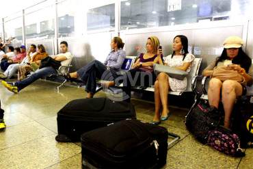 ¡VARADOS POR CUPOS! Pasajeros aguardan en aeropuertos del país en espera de boletos