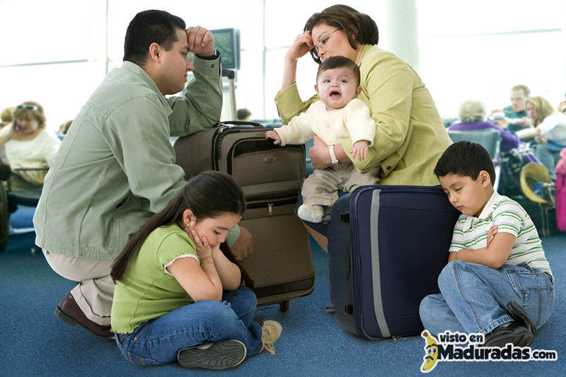 Familia viajando viaje aeropuerto niños