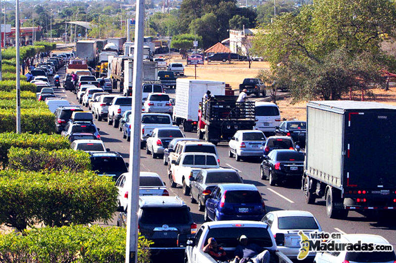 Colas-Bachaqueros-Bachaqueo-Puente-Rafael-Urdaneta-Maracaibo-800x533