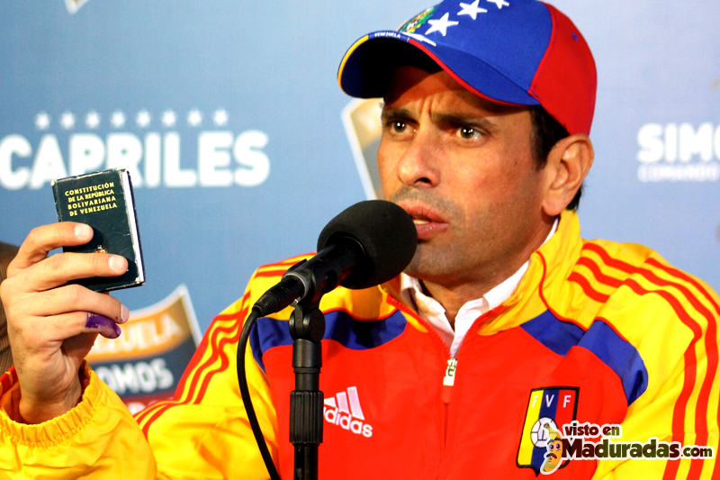 Henrique-Capriles-Radonski-con-la-Constitucion-de-Venezuela-800x533