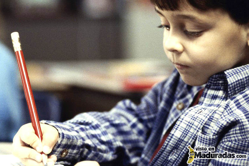 Niños-en-Aula-de-Clases-Estudiando-Escuela-800x533