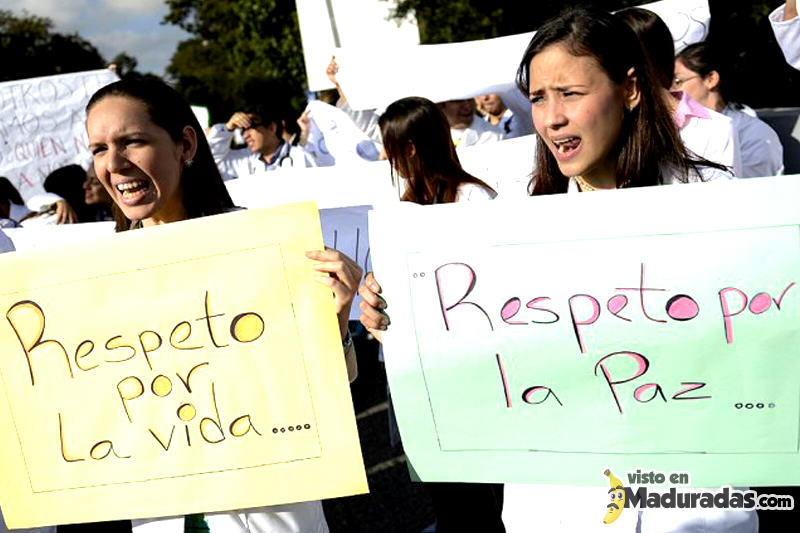 Periodistas-Protestas-Calle-Periodicos-Prensa-Editoriales-CADIVI-5-800x533