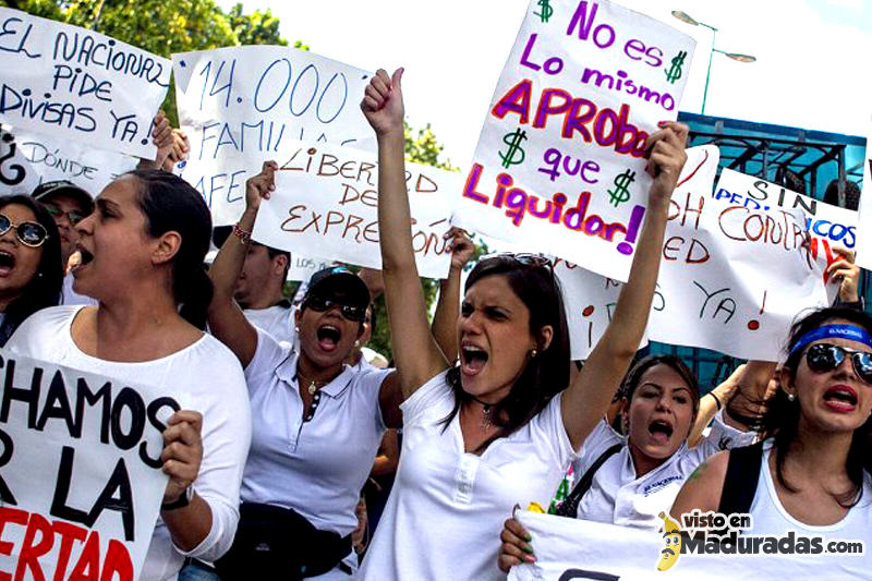 Periodistas-Protestas-Calle-Periodicos-Prensa-Editoriales-CADIVI-7-800x533