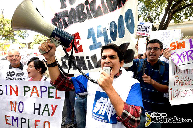 Periodistas-Protestas-Calle-Periodicos-Prensa-Editoriales-CADIVI-800x533