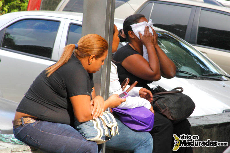 Personas en la Morgue Bello Monte llorando