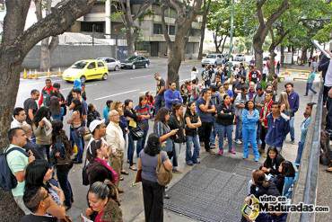 ¡DESESPERACIÓN! Venezolanos madrugan en  el consulado de Irlanda por retrasos de CADIVI