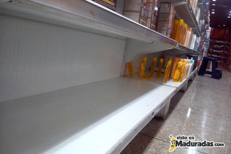 Anaqueles vacios tiendas vacias sin mercancia en venezuela