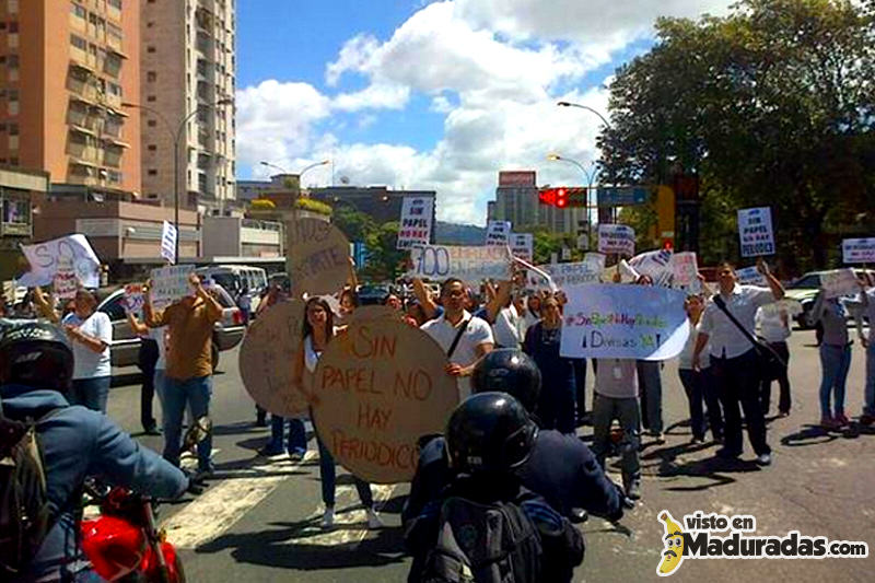 falta-de-papel-periodico-en-venezuela800x533