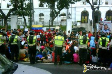 ¡NI ELLOS SE LA CALAN! Médicos chavistas protestan frente a Miraflores + FOTOS