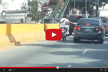 ¡INCREÍBLE! En Video: Así es como atracan los motorizados en la vía pública, y a la luz del día