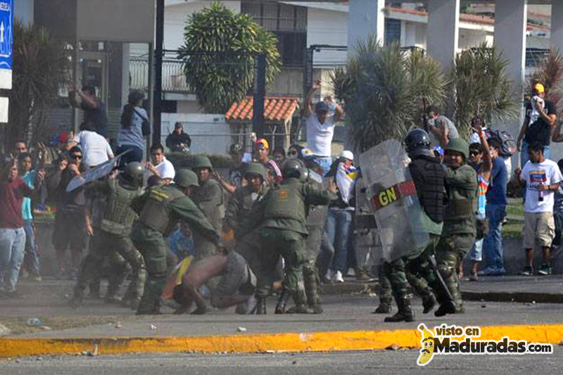 estudiantes heridos por la gnb protesta