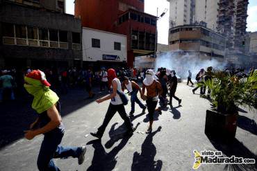 ¡FASCISMO PURO! Colectivos chavistas roban material periodístico para evitar que sea publicado