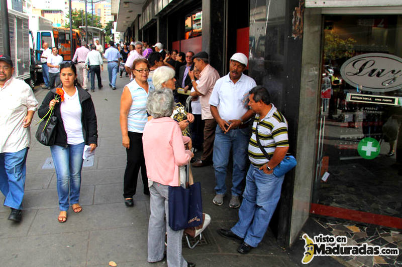 Consumidores-saliendo-de-auto-mercados-de-Venezuela-800x533