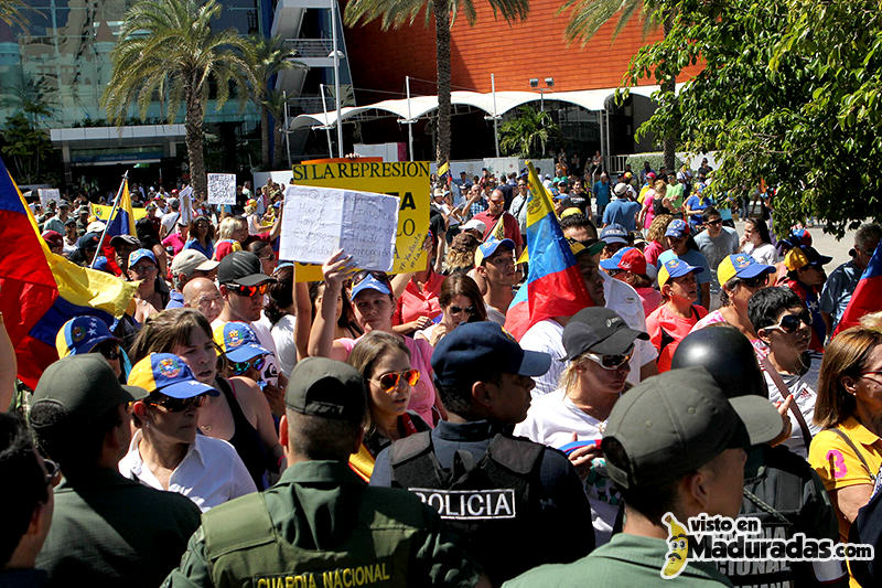 Manifestantes contra cubanos en margarita serie del caribe