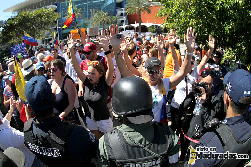 Manifestantes contra cubanos en margarita serie del caribe