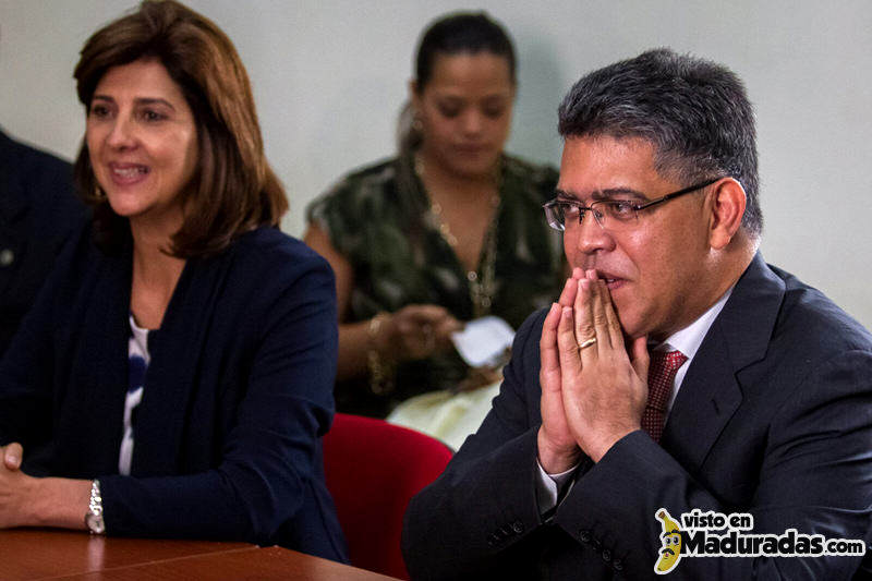 Elias Jaua firma acuerdo para frenar raspacupos Elias Jaua firma acuerdo para frenar raspacupos