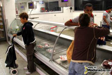 ¡ASÍ DE INSÓLITO! El país sin comida y SE PUDREN 18 toneladas de pollo esperando el ferry