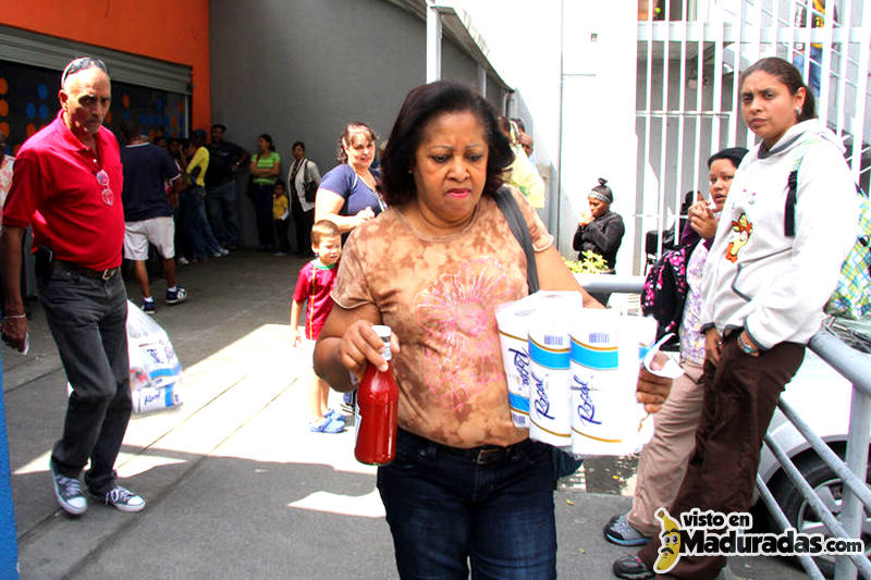 Escasez-de-papel-toilet-en-auto-mercados-de-Venezuela--800x533