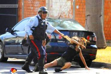 ¡BRUTAL! Policía de Aragua reprime violentamente a estudiante en protesta + FOTO